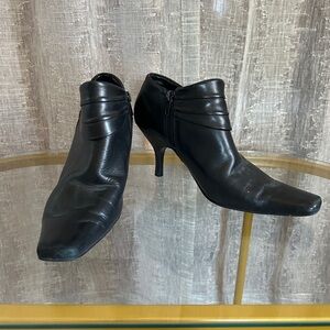 Bandolino Black Leather Ankle Heeled Boots